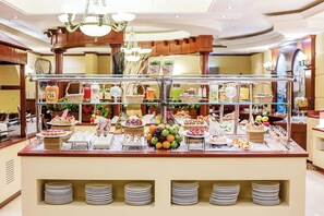 Daily buffet breakfast (AED 25 per person) - Knight Castle Hotel  (Dubai)