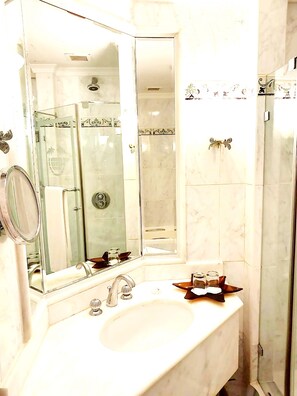 Bathtub, hair dryer, towels - Knight Castle Hotel  (Dubai)