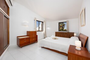 3 chambres, fer et planche à repasser, Wi-Fi, draps fournis