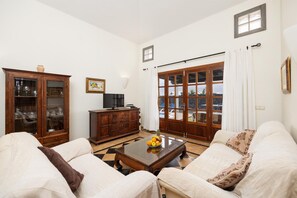 Fernseher, Tischtennisplatte, Bücher