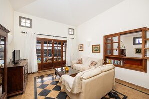 TV, tavolo da ping pong, libri