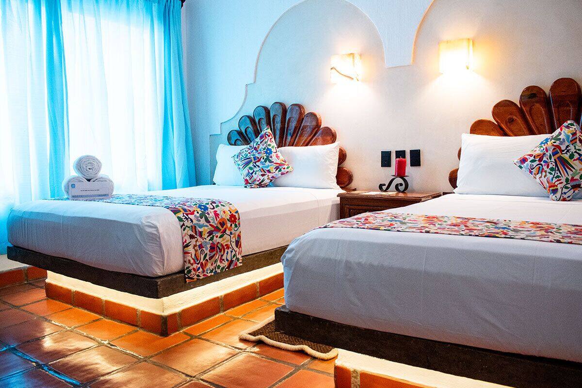 Kamar Standar, 2 Tempat Tidur Queen | Seprai antialergi, selimut bulu angsa, minibar, dan brankas