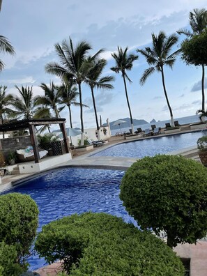 Kolam renang outdoor, dengan payung kolam renang