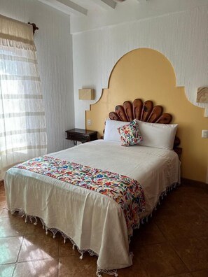 Tradisjonell bungalow | Allergitestet sengetøy, dundyner, minibar og safe på rommet