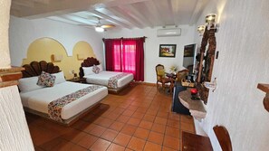 Kamar Standar, 2 Tempat Tidur Queen | Seprai antialergi, selimut bulu angsa, minibar, dan brankas