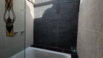 Rom – premium | Bad | Dusj, regndusjhode, toalettartikler (inkludert) og håndklær