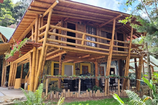 Vista frontal de la propiedad
