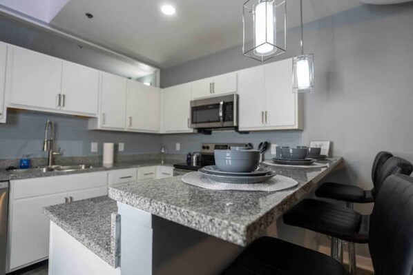 Refrigerador, microondas, horno, placa de cocina