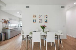 Dining - Close to Hollywood and Getty with a Panorama Deck (Los Angeles)