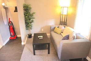 TV - Brand New Carriage House! (Columbus)