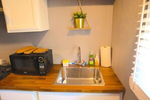 Fridge, microwave, oven, stovetop - Brand New Carriage House! (Columbus)