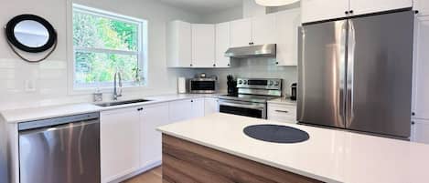 Geladeira, micro-ondas, fogão, cooktop