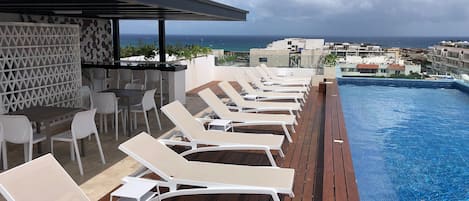 Appartement | Piscine | Piscine extérieure, chaises longues