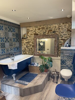 Doccia, asciugacapelli, asciugamani, sapone