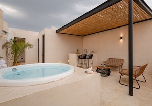 Indoor spa tub