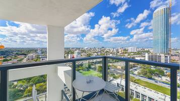 Departamento Deluxe, varias camas, vista a la ciudad | Vista del balcón