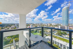 Deluxe-Apartment, Mehrere Betten, Stadtblick | Blick vom Balkon
