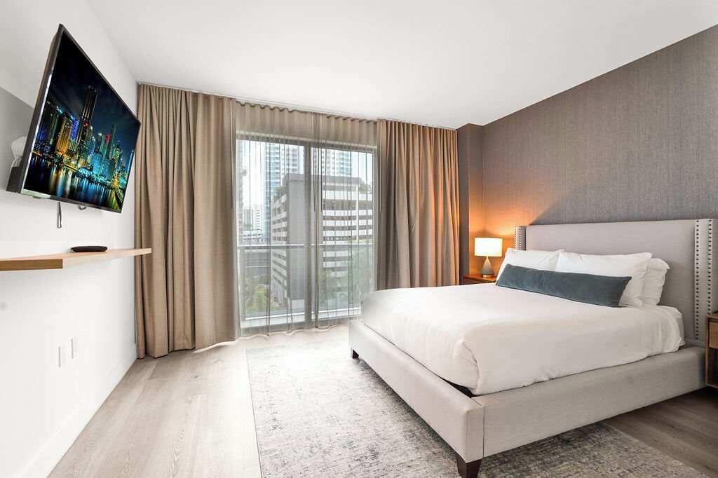 Ropa de cama de alta calidad, cortinas opacas, wifi gratis