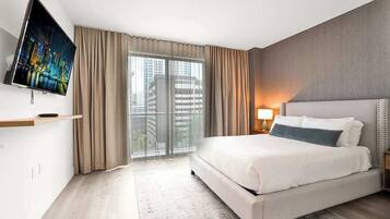 Ropa de cama de alta calidad, cortinas opacas, wifi gratis