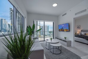 华丽公寓, 1 张大床和 1 张沙发床, 城市景观 | 起居区 | 50-英寸智能电视（配备有线频道）