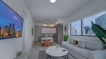 华丽公寓, 1 张大床和 1 张沙发床, 城市景观 | 起居区 | 50-英寸智能电视(配备有线频道)