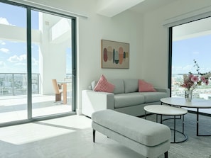 Deluxe-Apartment, Mehrere Betten, Stadtblick | Wohnbereich | 50-Zoll-Smart-TV mit Kabelempfang