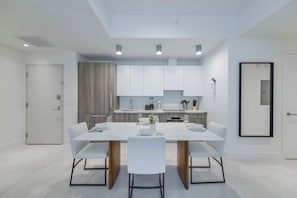 Deluxe-Apartment, 2 Schlafzimmer, Stadtblick | Essbereich im Zimmer