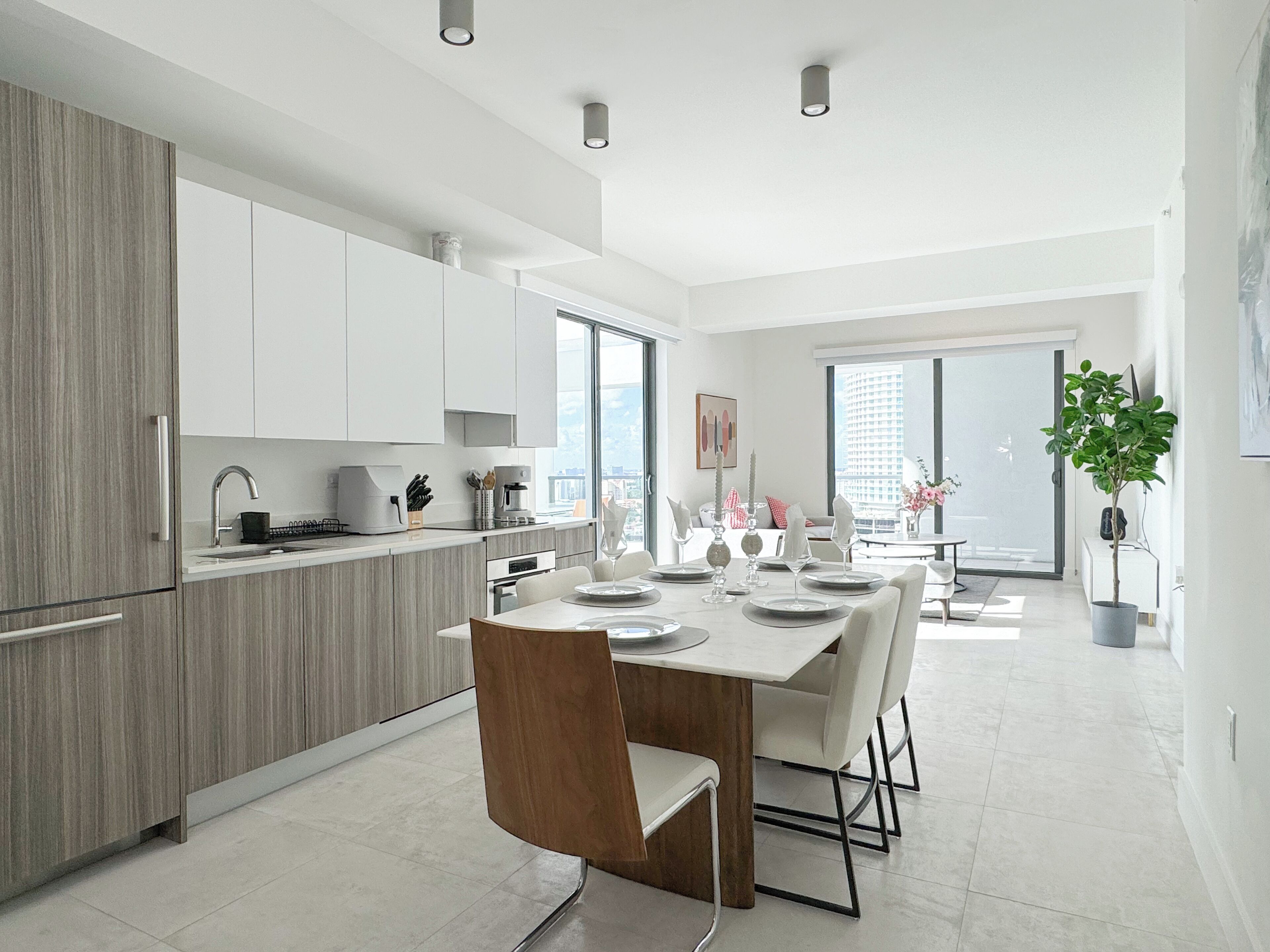 Apartamento luxo, várias camas, vista para a cidade | Opções para refeição no quarto