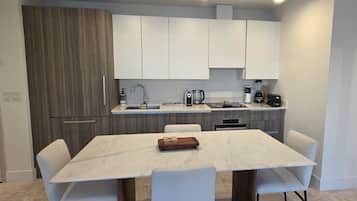 Appartamento Comfort, 2 camere da letto, vista città | Sala da pranzo