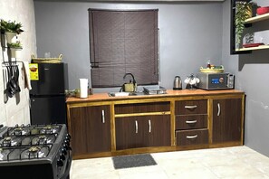 冷蔵庫、電子レンジ、オーブン、コンロ