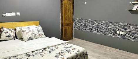 1 chambre, fer et planche Ă repasser, Wi-Fi gratuit, draps fournis