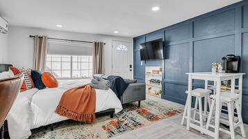 1 dormitorio, tabla de planchar con plancha, wifi y ropa de cama