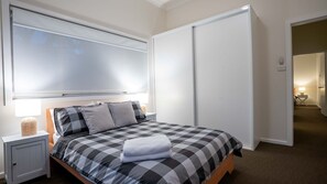 5 bedrooms, iron/ironing board, Internet, bed sheets