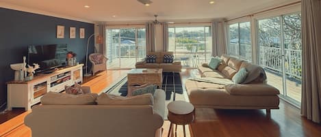 Télévision, table de tennis de table