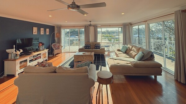 TV, ping pong - Shoal Bay Riggers - 7 Rigney St, Shoal Bay (Shoal Bay)
