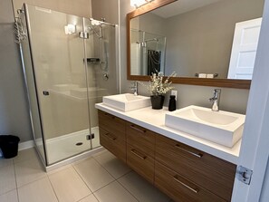 Bathroom - 15 minutes from the slopes / Spectacular view of the River (Petite-Rivière-Saint-François)