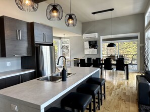 Interior - 15 minutes from the slopes / Spectacular view of the River (Petite-Rivière-Saint-François)