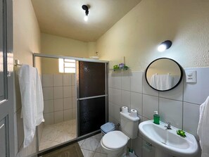 Haartrockner, Handtücher, Seife, Shampoo
