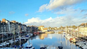 A marina with boats docked along the waterfront, surrounded by buildings. - Key West - charming studio ON the port of Honfleur - Superb 360° view (Honfleur)