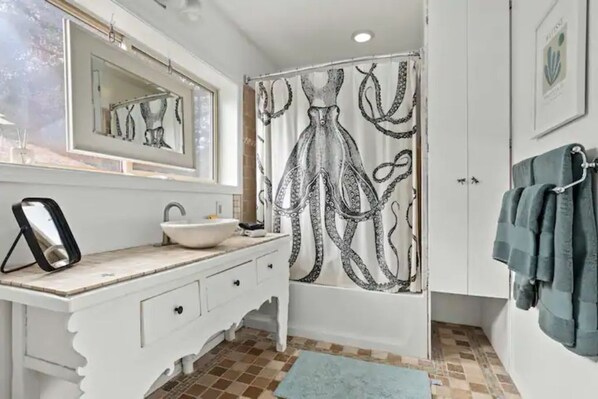 Articles de toilette écologiques, sèche-cheveux, serviettes fournies