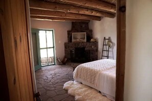 4 عدّة غرف نوم ومكتب ومكواة/لوح كي وسرير سفر