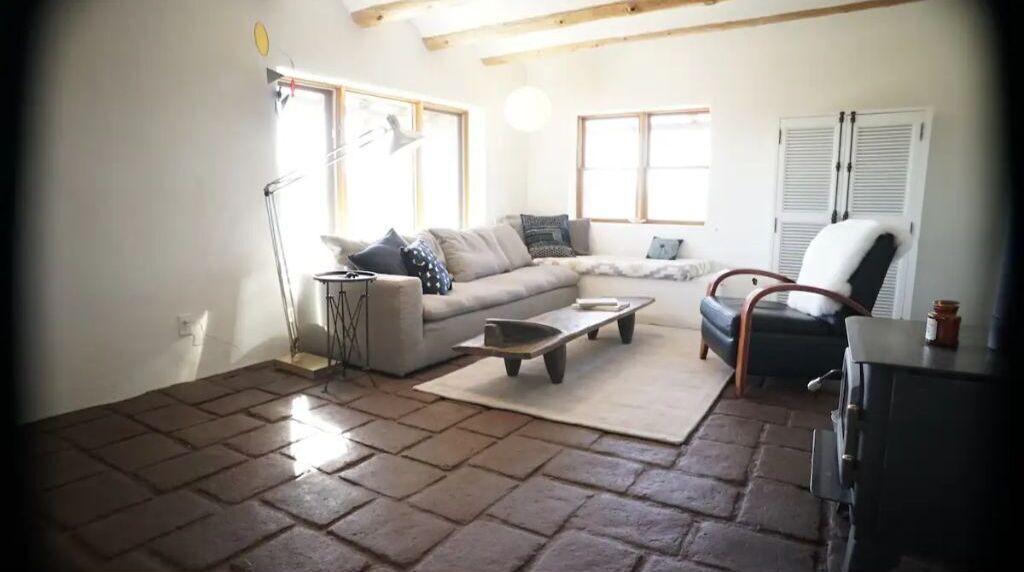 Älytelevisio, takka, kirjoja, videokirjasto