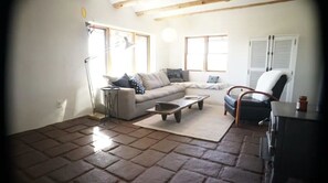 تلفزيون ذكي، مدفأة، كُتُب، مكتبة فيديو