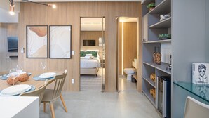 Ein modernes Interieur mit Essbereich, Schlafzimmer und Badezimmer.