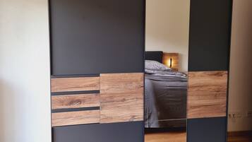 1 habitación, tabla de planchar con plancha y cuna de viaje