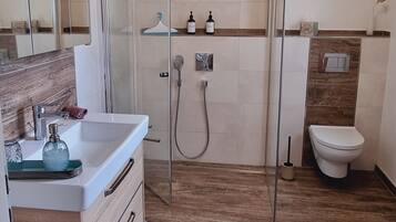 Dusche, Haartrockner, Handtücher, Seife