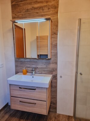 Dusche, Haartrockner, Handtücher, Seife