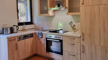 Een koelkast, een oven, een kookplaat, een vaatwasser