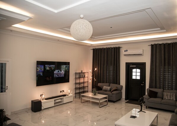 Living area - Luxurious family friendly apartment in the serenity of Adenta, Accra. (Adenta Municipality)