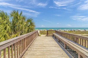 On the beach - Oceanfront condo /2 bedrooms 2 baths/ Ocean Pearl in Myrtle Beach (Myrtle Beach)